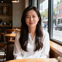 一位约28岁的女性产品经理正面照，长发披肩，穿着白色上衣坐在咖啡馆靠窗位置
